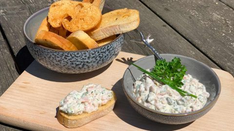 Gerookte zalmsalade met crostini