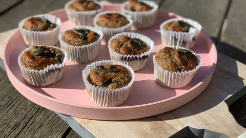 Ontbijtmuffins met banaan en bosbessen